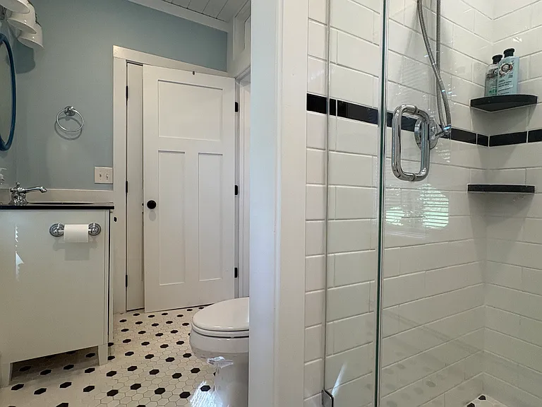 528 Third Beach Rd — Photo 9