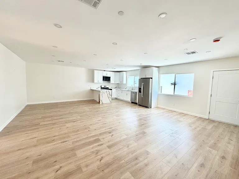 10639 Whitegate Ave — Photo 4