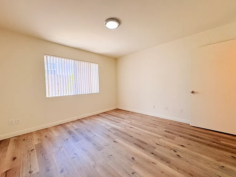 1049 Winchester Ave — Photo 10