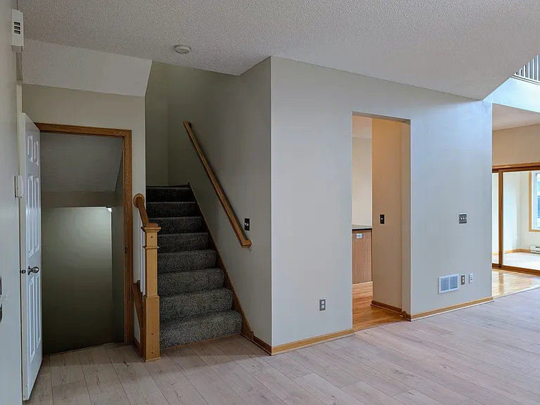 594 Sutherland Dr — Photo 8