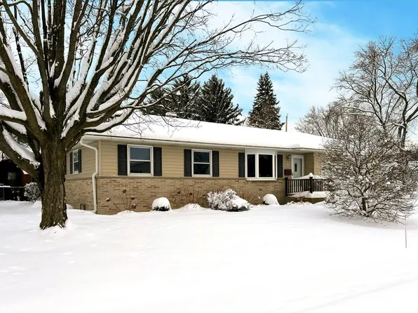 419 Locust DRIVE, West Bend, WI 53095