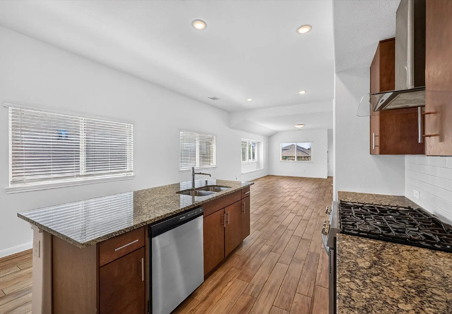 6 bed, 3.0 bath, 2500 sqft, $3,500 — Photo 4