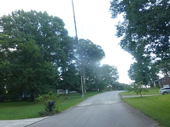 4th image of 704 W Meadecrest Dr