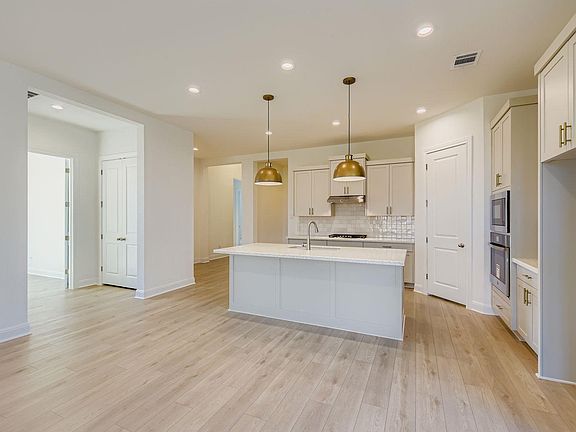 4th image of 395 Prickly Poppy Loop