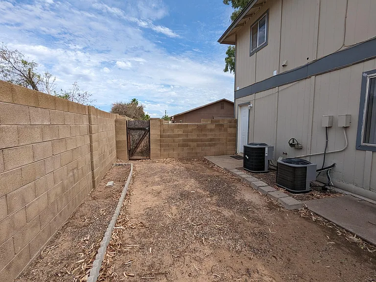 2059 N Winterhaven #101 — Photo 21