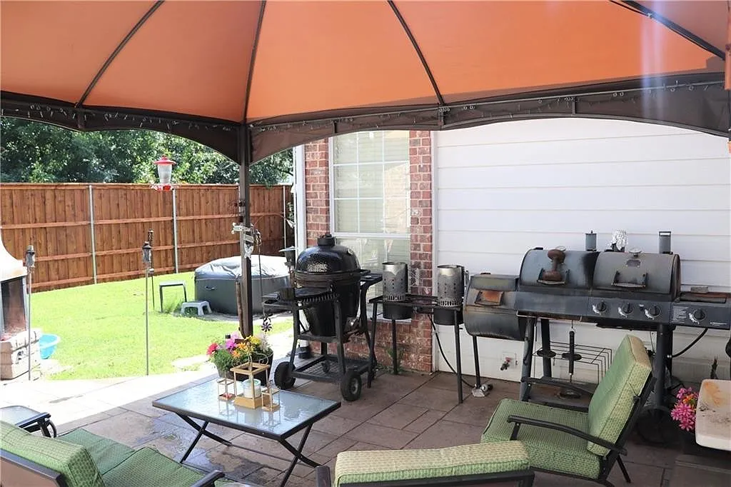 Spacious 4 bedroom home in Murphy! — Photo 1