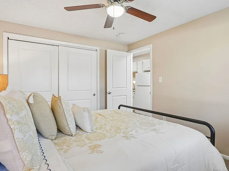 Lorinda Apartments — Photo 25