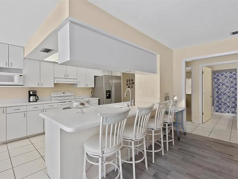 1895 Buccaneer Cir — Photo 3