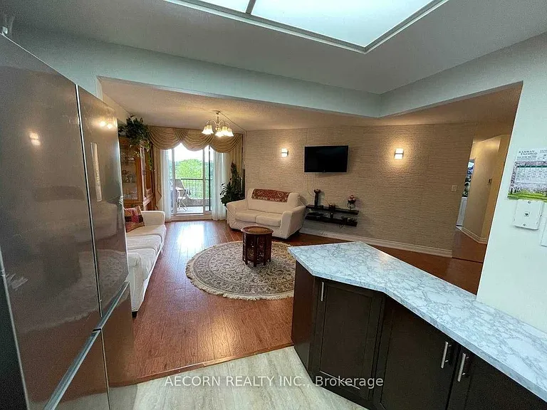 7811 Yonge St #805 — Photo 11
