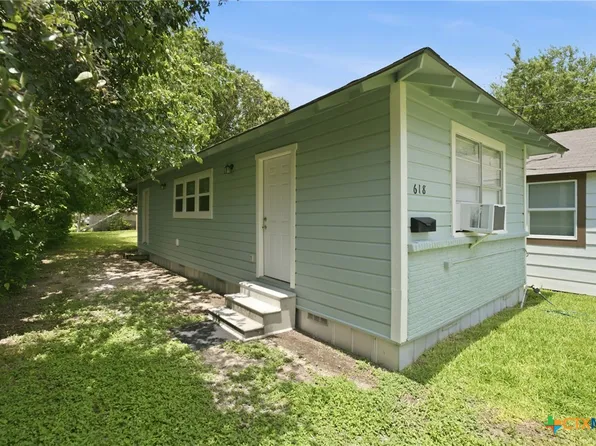 618 E Ireland St, Seguin, TX 78155