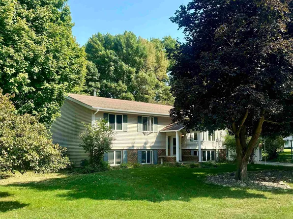 506 Pine Crest Dr, Decorah, IA 52101