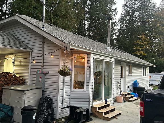 5th image of 2550 Sooke River Rd