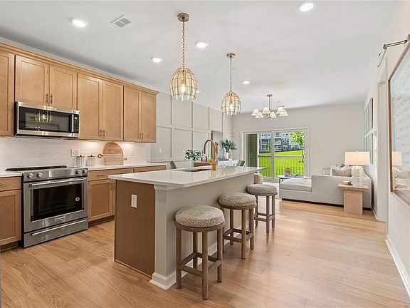 3rd image of 141 E Point Dr #211