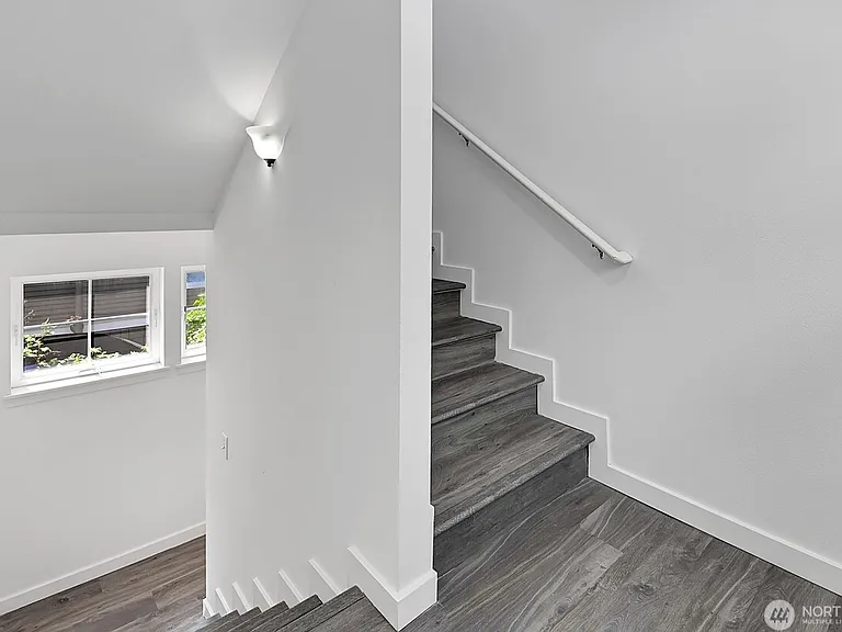 4321 9th Ave NE — Photo 11