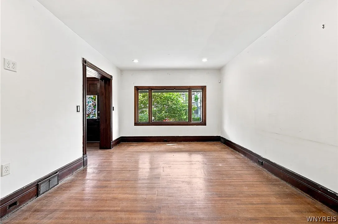 4 bed, 1.5 bath, 1875 sqft, $2,500 — Photo 3