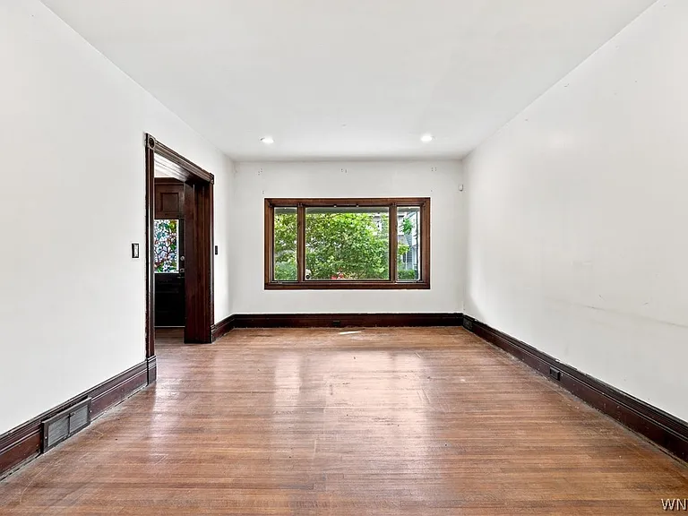 304 W Delavan Ave — Photo 4