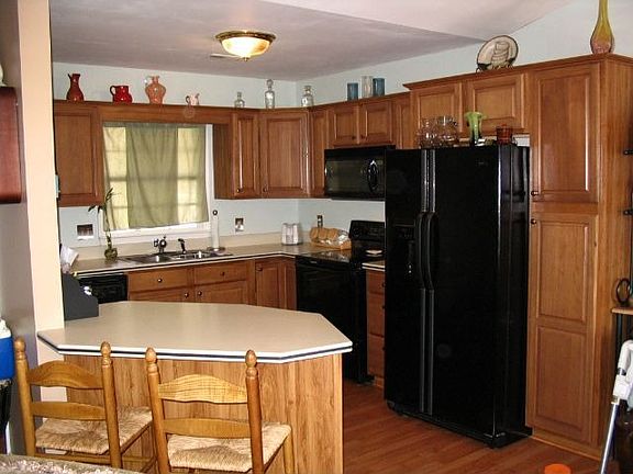 Kitchen w/corian tops