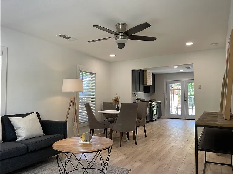 1706 Lakeland Dr — Photo 2