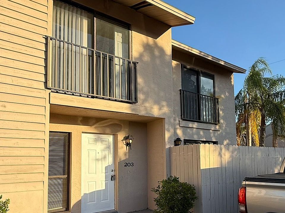 1st image of 801 SE 12th Ave APT 203