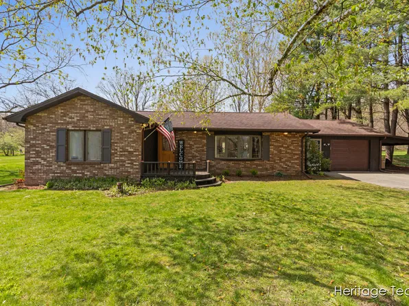 158 4th St, Plainwell, MI 49080