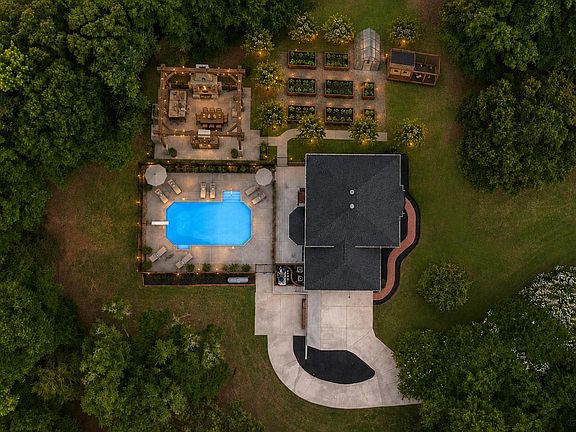 3rd image of 453 Circle Rd