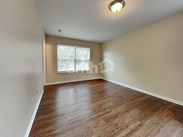 700 Thornton Dr — Photo 9