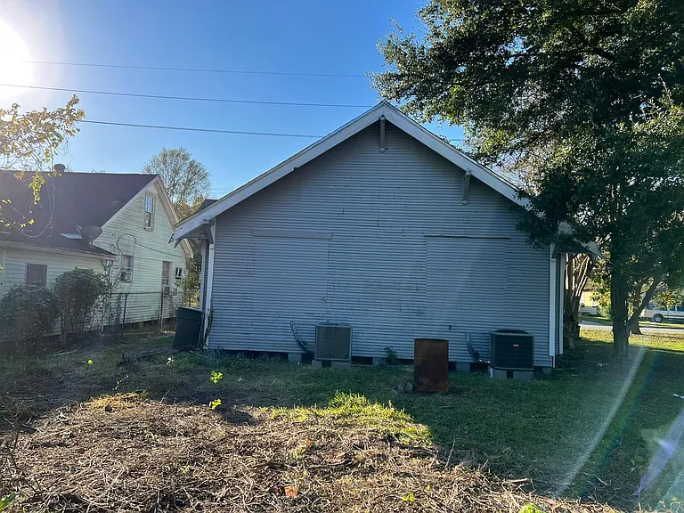 2825 Victoria St — Photo 12