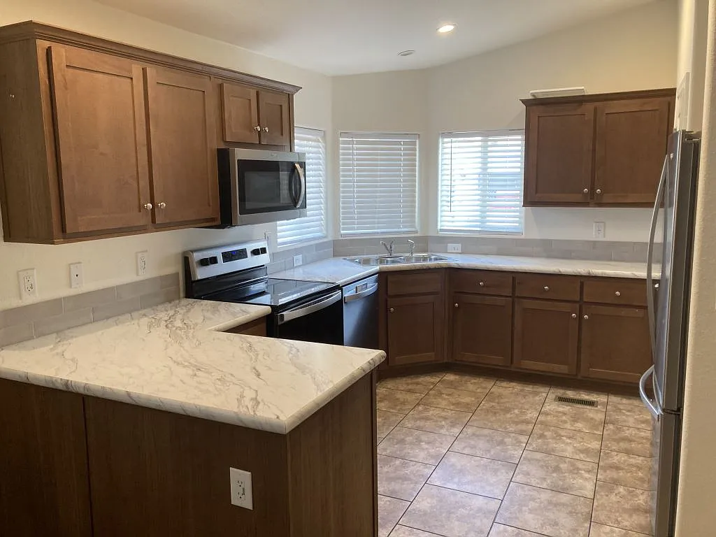 3 bed, 2.0 bath, 1250 sqft, $1,299 — Photo 2