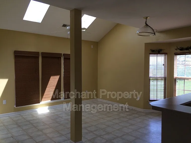 305 Londonderry Ct — Photo 5