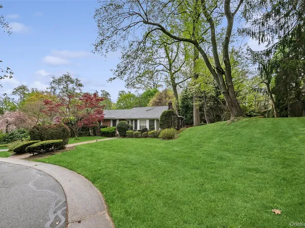 9 Oakwood Circle, Roslyn, NY 11576