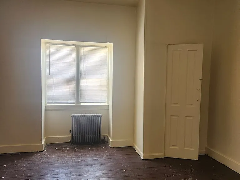 582 W King St — Photo 7