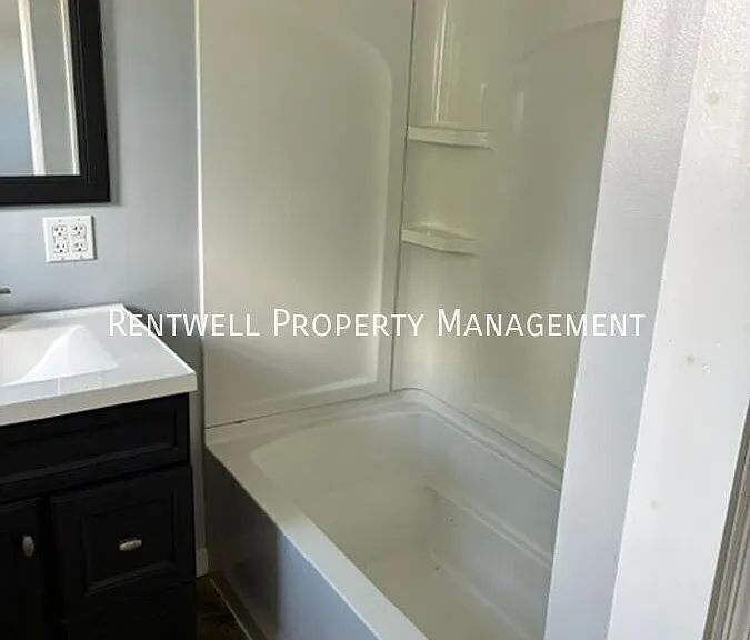 807 6th Ave — Photo 9