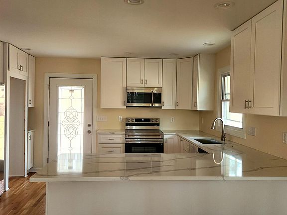 3rd image of 910 Ruby St