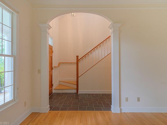 3rd image of 830 Crestwood Dr