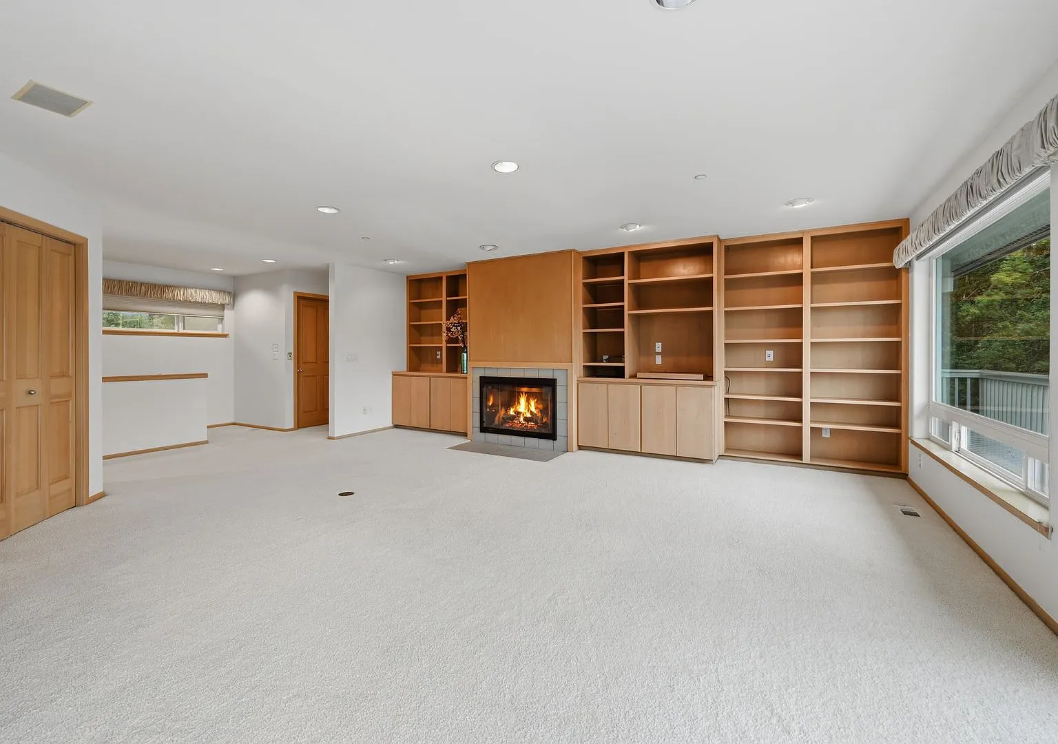 3Bd/3.25Ba Lake Forest Park Home — Photo 3