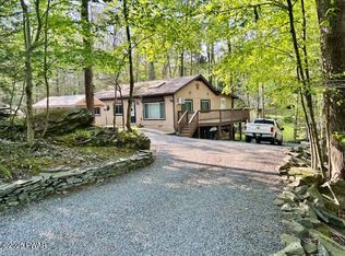 1078 Harmony Dr, Lake Ariel, PA 18436