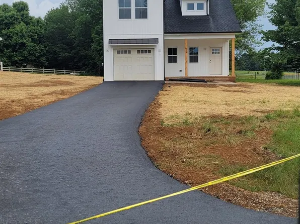 82 Manor Rd, Stuarts Draft, VA 24477