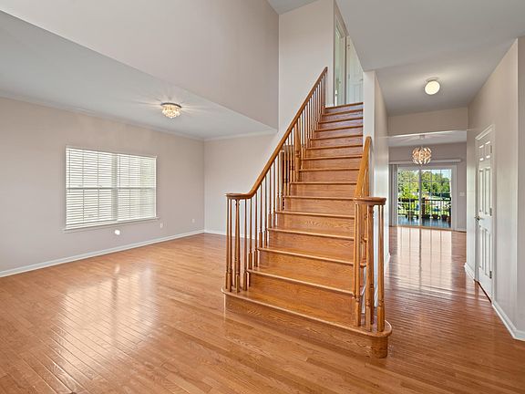 4th image of 8 Canvass Ct