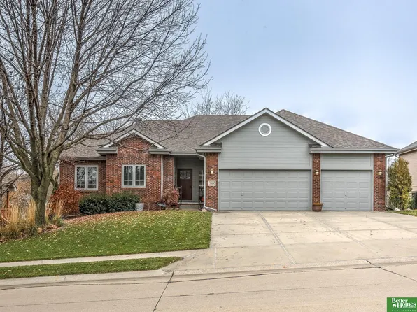 909 Rawhide Rd, Papillion, NE 68046