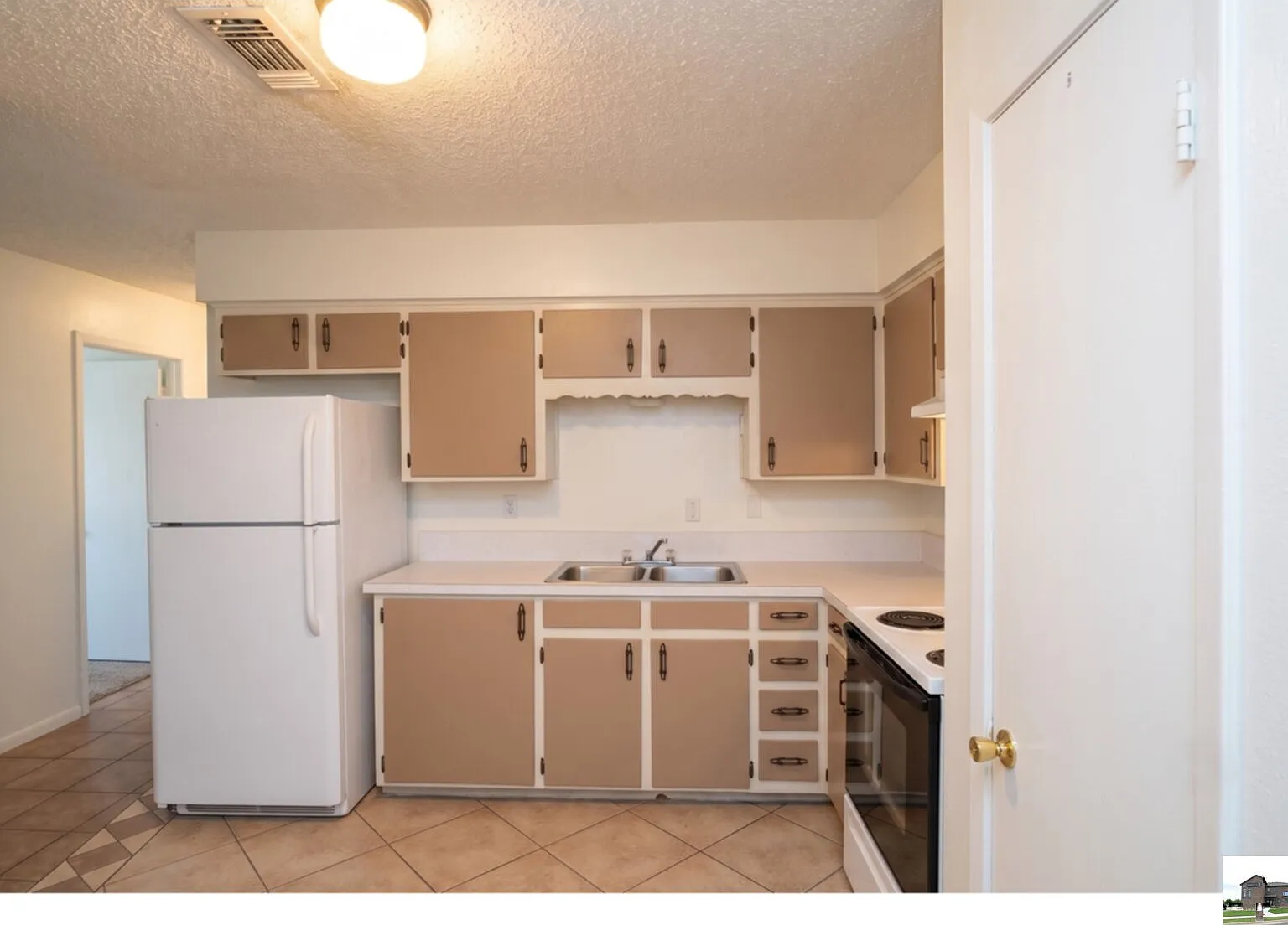 3 bed, 1.5 bath, 1040 sqft, $1,000 — Photo 3