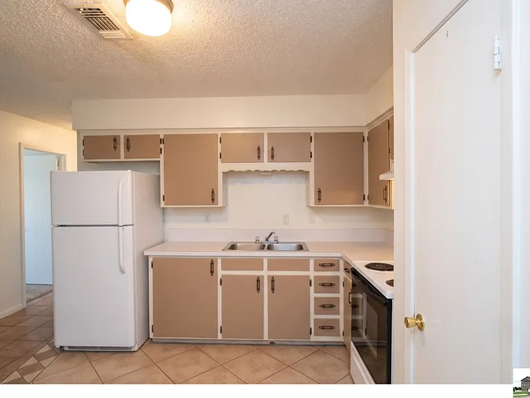 703 Traci Dr — Photo 3