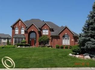3976 Red Root Rd, Lake Orion, MI 48360
