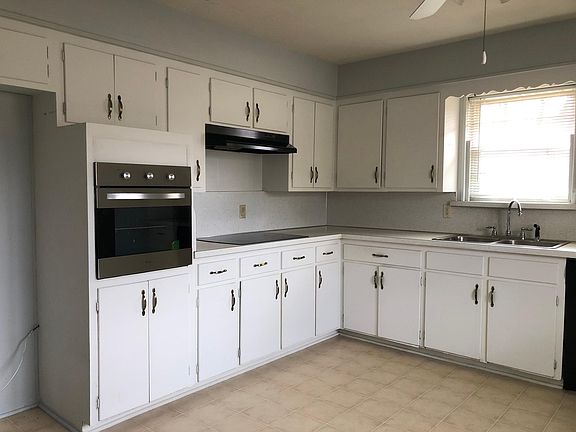 5th image of 411 W Coats Dr