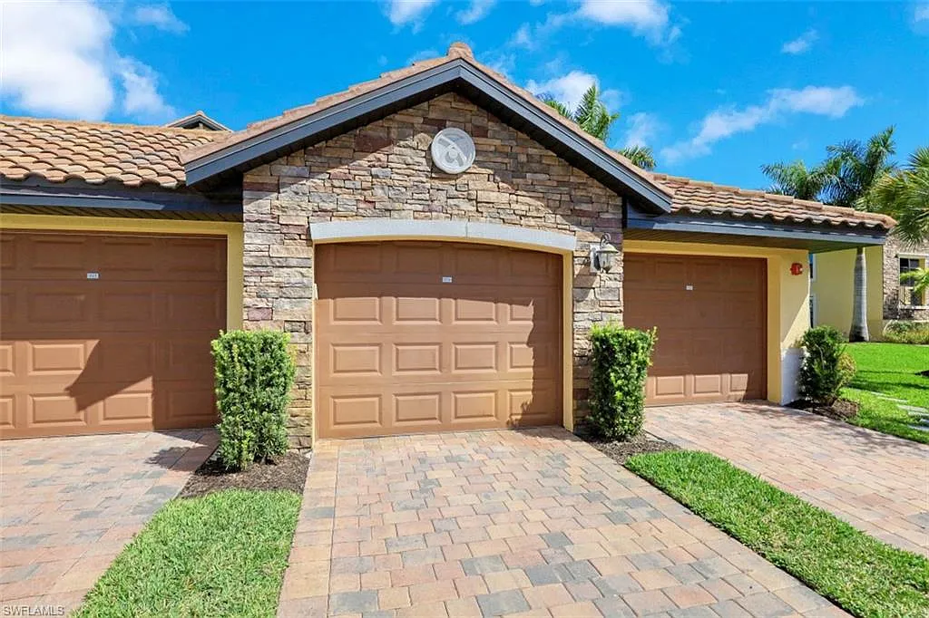 2 bed, 2.0 bath, 1661 sqft, $8,700 — Photo 2