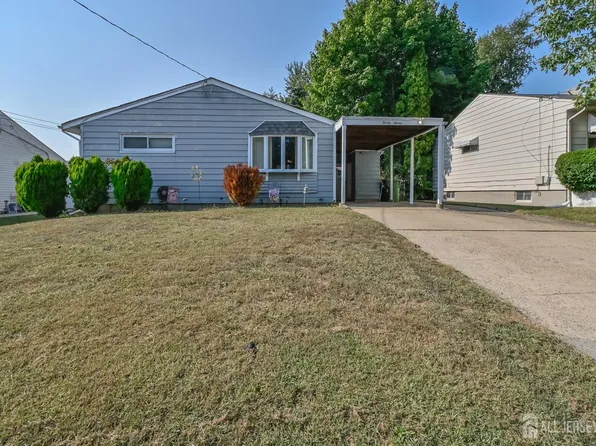 27 Buttonwood Dr, Parlin, NJ 08859