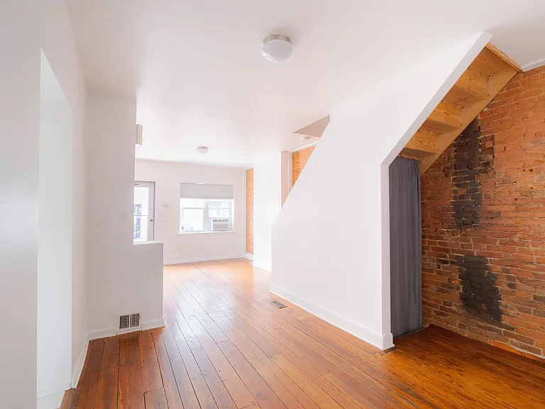 421 E Flora St — Photo 7