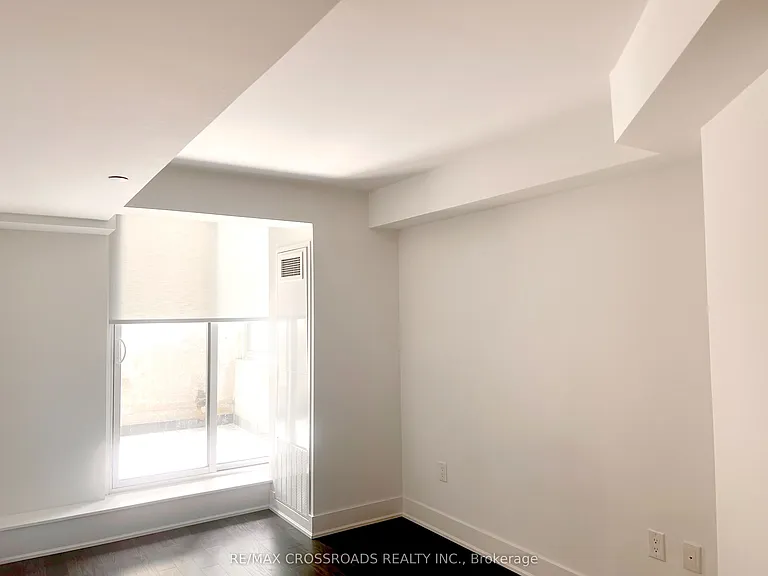 955 Bay St #914 — Photo 8