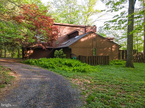 3rd image of 1223 Steamboat Run Rd