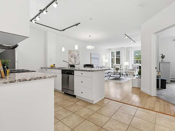 3rd image of 328 21st Ave SW #210