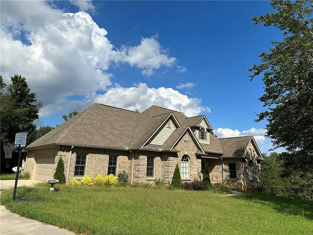 5 bed, 3.0 bath, 5476 sqft, $3,500 — Photo 2
